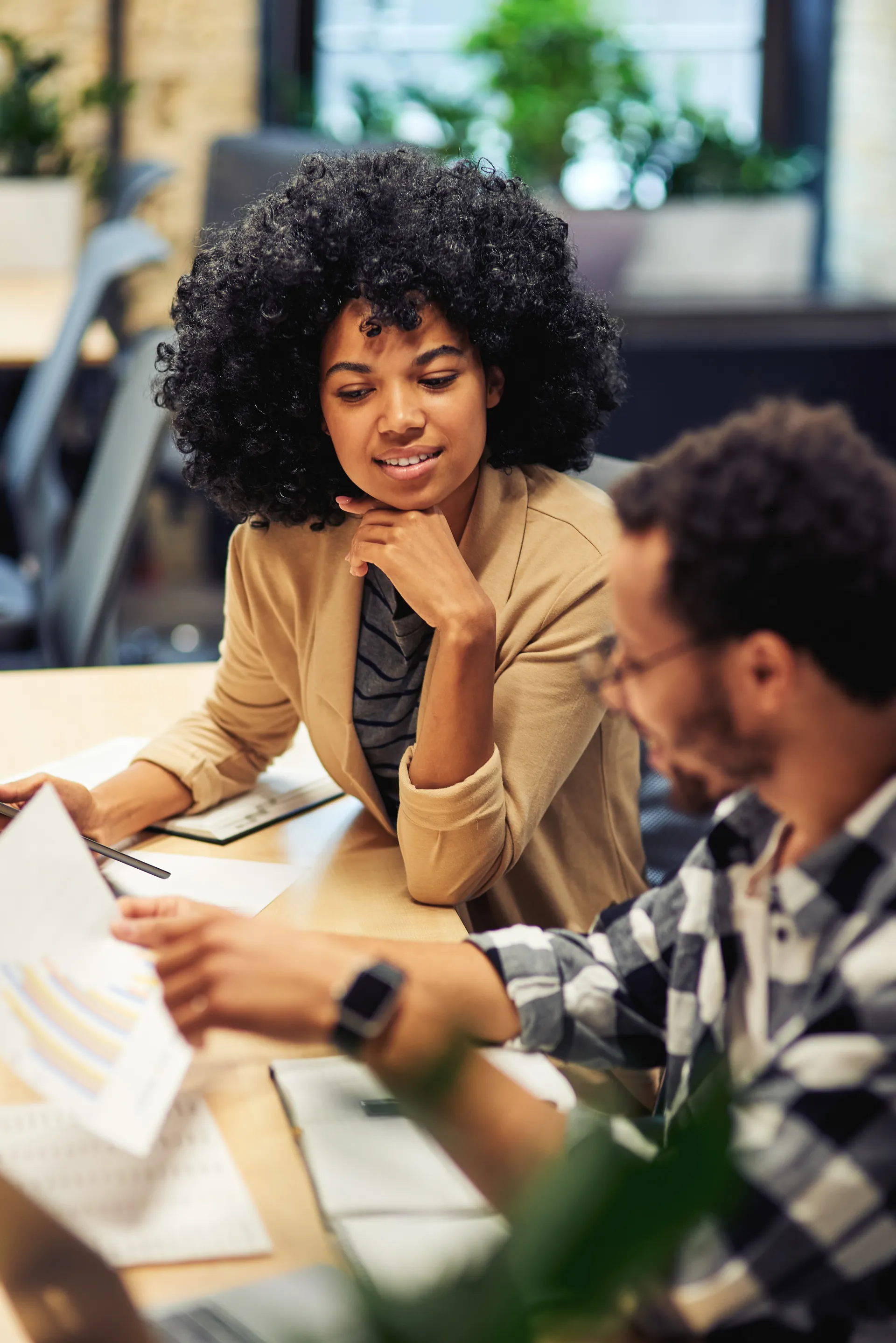 Associés en réunion stratégique