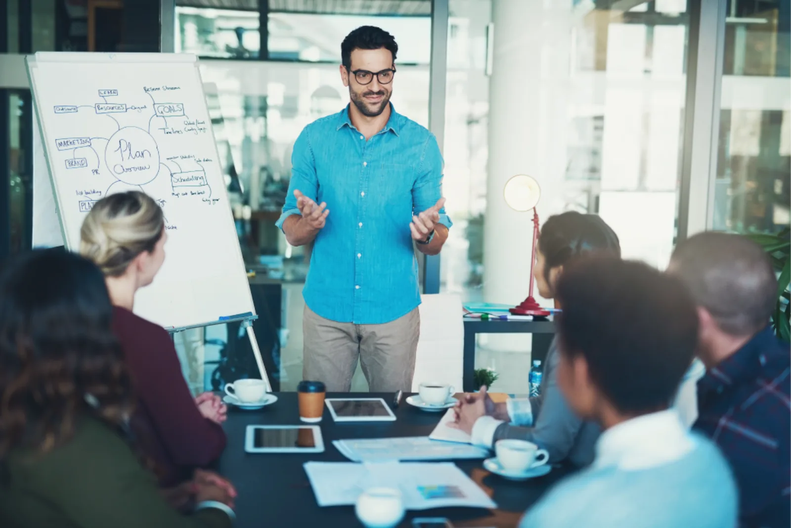 Entrepreneur en présentation devant son équipe