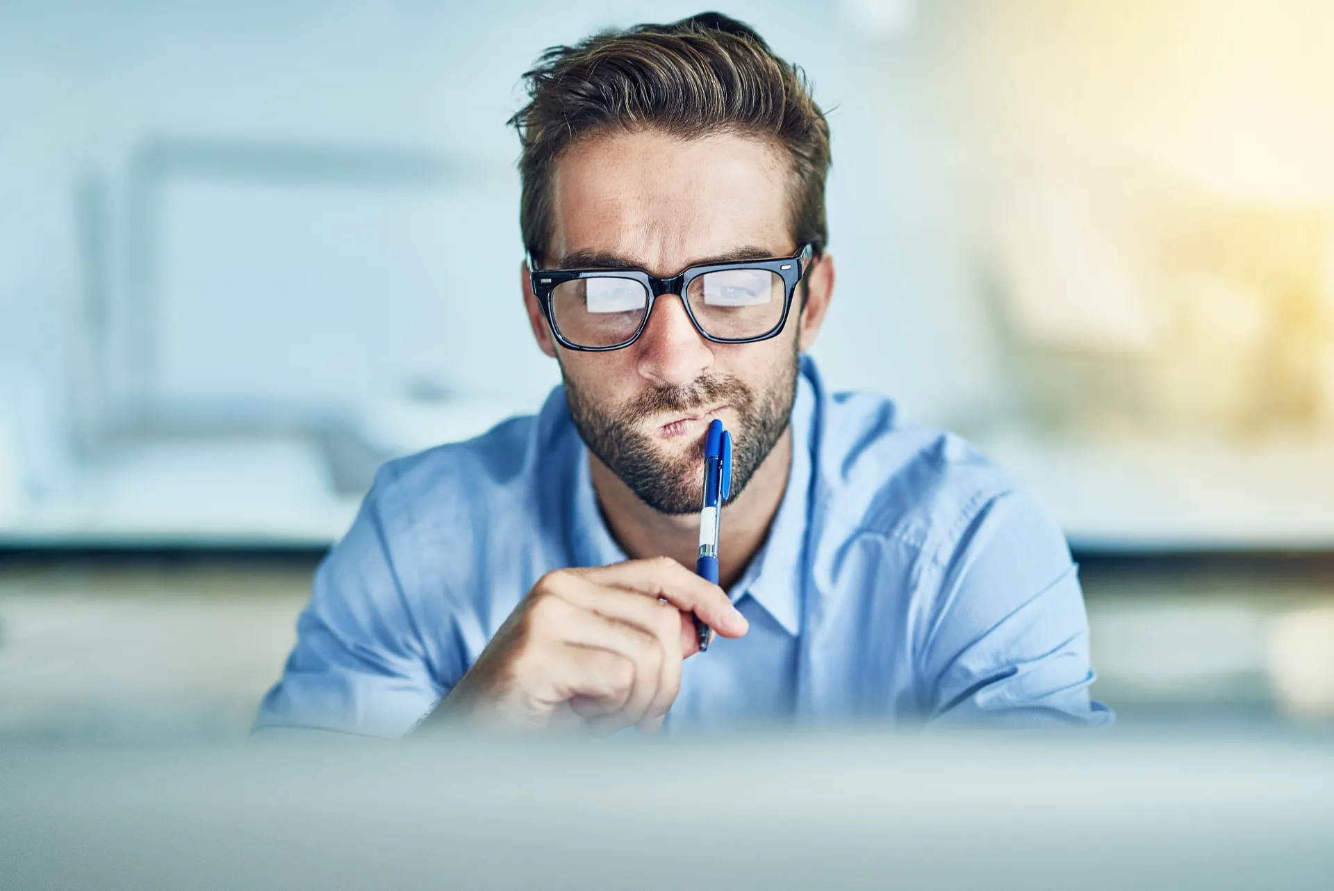 Entrepreneur en réflexion, lumière de fin de journée