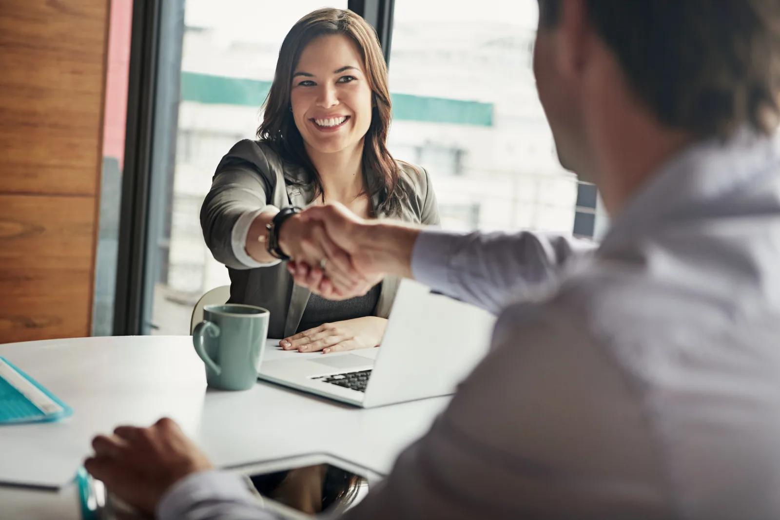 Poignée de main entre associés, plan rapproché